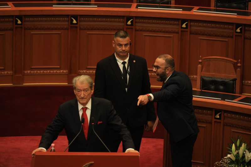 Parlament i ri, me “lehsa” të vjetër! Berisha kthehet në origjinë, Bardhi bënë “trimin” i prish mikrofonin Taulant Ballës Parlament i ri, me “lehsa” të vjetër! Berisha kthehet në origjinë, Bardhi bënë “trimin” i prish mikrofonin Taulant Ballës