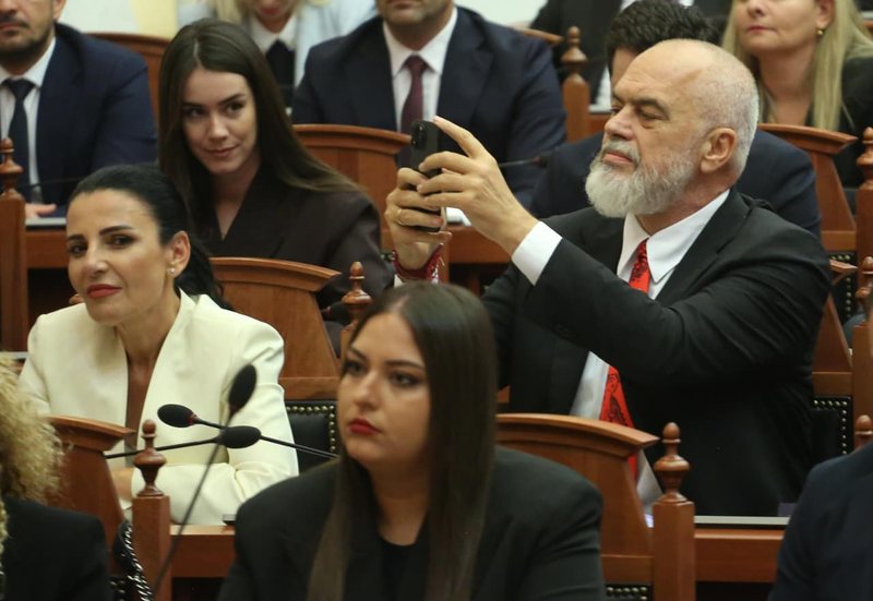 Rama do sistem gjysmë-presidencial. Përgjegjësinë penale e mban kryeministri, jo Diella! Rama do sistem gjysmë-presidencial. Përgjegjësinë penale e mban kryeministri, jo Diella!