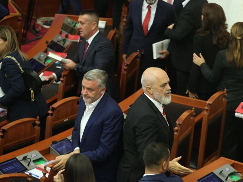 Në mungesë të rotacionit politik… A po bën Rama atë që duhet të bënte opozita në Shqipëri? Në mungesë të rotacionit politik… A po bën Rama atë që duhet të bënte opozita në Shqipëri?