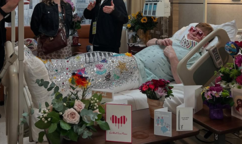 Fansat në panik: Elton John publikon foto nga spitali Fansat në panik: Elton John publikon foto nga spitali