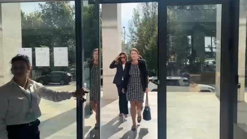 Hapja e garës për drejtuesin e SPAK, përfaqësues të Ambasadës amerikane mbërrijnë në mbledhjen e KLP-së Hapja e garës për drejtuesin e SPAK, përfaqësues të Ambasadës amerikane mbërrijnë në mbledhjen e KLP-së