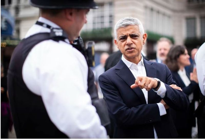 Kryebashkiaku i Londrës ‘shpërthen’ kundër Trump: Ka ndezur flakën e politikës përçarëse në të gjithë botën Kryebashkiaku i Londrës ‘shpërthen’ kundër Trump: Ka ndezur flakën e politikës përçarëse në të gjithë botën