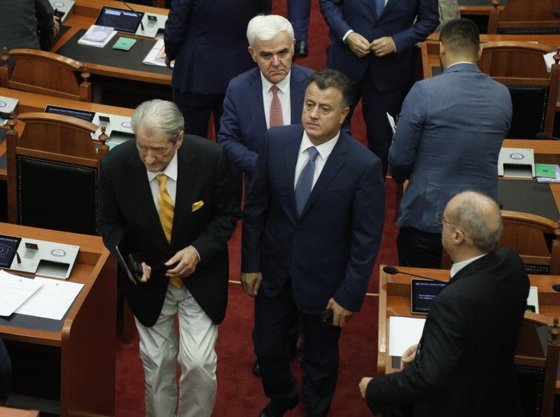 Muli shpjegon pse Doktori ka veshur pantallona të bardha