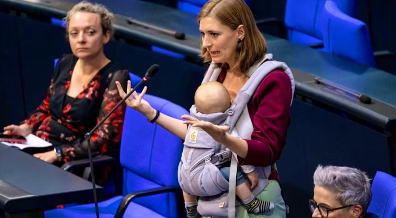 Me foshnjën në foltore: Deputetja gjermane bën histori në Bundestag Me foshnjën në foltore: Deputetja gjermane bën histori në Bundestag