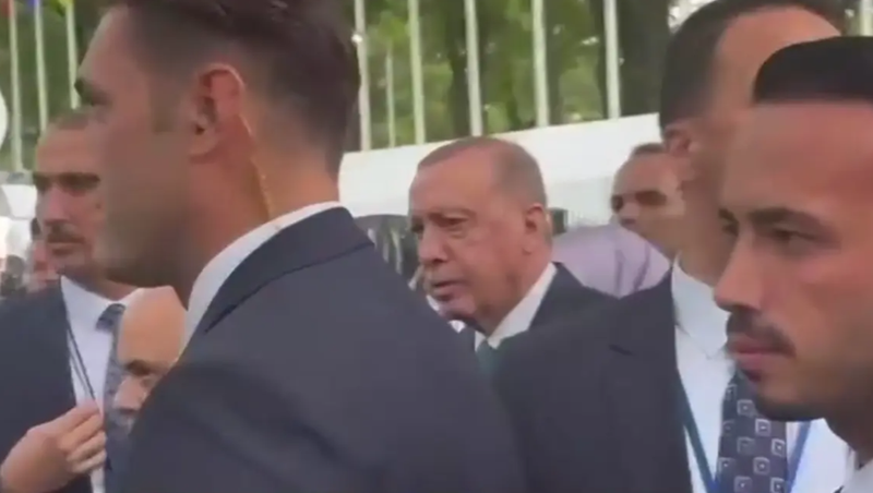 VIDEO/ Pas Macron, edhe Erdogan bllokohet nga policia për shkak të autokolonës së Trump