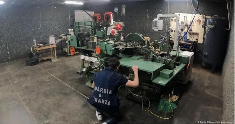 Itali: Megafabrikë nën tokë për prodhim cigaresh kontrabandë