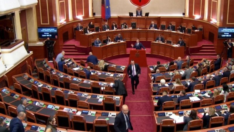 VIDEO/ Opozita dhe DASH: “Ilaçi i rrobave” që pastron vetëm njollat e kundërshtarit VIDEO/ Opozita dhe DASH: “Ilaçi i rrobave” që pastron vetëm njollat e kundërshtarit