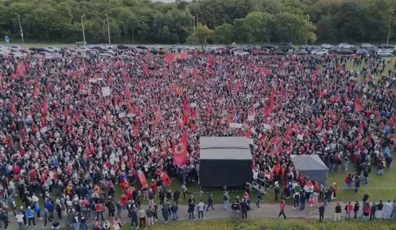 5000 shqiptarë veshën Hagën kuqezi, mesazh gjyqtarëve të Hagës: Jepini fund farsës me udhëheqësit e UÇK