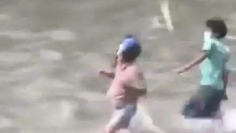 VIDEO/ Trazirat në Nepal, ministri i Financave zhvishet dhe hidhet në lum nga protestuesit VIDEO/ Trazirat në Nepal, ministri i Financave zhvishet dhe hidhet në lum nga protestuesit