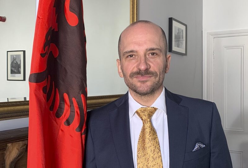 Ambasadori shqiptar i drejtohet Nigel Farage: Pretendimet e tua për emigrantët shqiptarë janë të pavërteta!