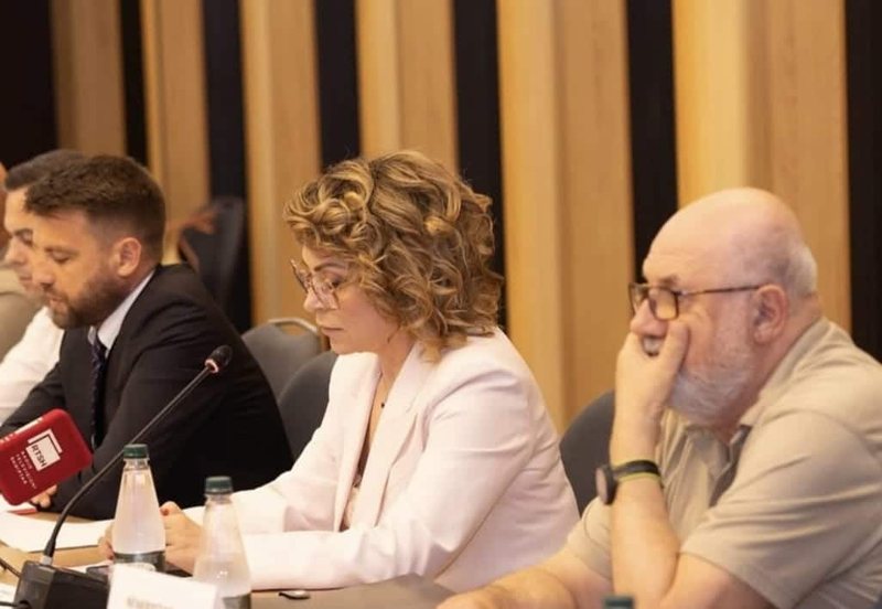 Gazetarët 5 muaj pa marrë rrogat, Eni Vasili: Nuk e kam fajin unë, RTSH është në situatë katastrofike. Rrezikojmë të mos shkojmë në Eurovision Gazetarët 5 muaj pa marrë rrogat, Eni Vasili: Nuk e kam fajin unë, RTSH është në situatë katastrofike. Rrezikojmë të mos shkojmë në Eurovision