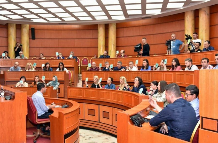 Servilë dhe të pabesë! Postet e favoret e këshilltarëve të PS që firmosën kërkesën për shkarkimin e Veliajt Servilë dhe të pabesë! Postet e favoret e këshilltarëve të PS që firmosën kërkesën për shkarkimin e Veliajt