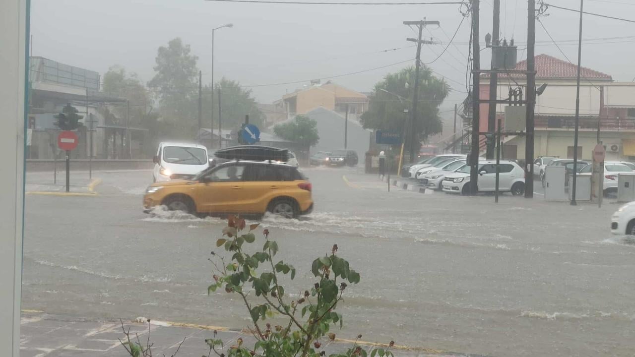 Stuhia e fuqishme godet Greqinë perëndimore, përmbytje në Korfuz, dëme në bujqësi dhe dhjetëra fshatra pa energji Stuhia e fuqishme godet Greqinë perëndimore, përmbytje në Korfuz, dëme në bujqësi dhe dhjetëra fshatra pa energji
