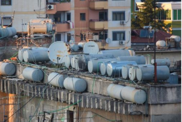 Rama njofton heqjen e depozitave të ujit nga pallatet: Mund të kthehen burim katastrofash