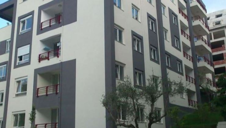 Të përfituara nga trafiku i drogës, sekuestrohen 57 pasuri të një personi në Durrës! 33 apartamente, 15 makina, 9 dyqane e garazhe Të përfituara nga trafiku i drogës, sekuestrohen 57 pasuri të një personi në Durrës! 33 apartamente, 15 makina, 9 dyqane e garazhe