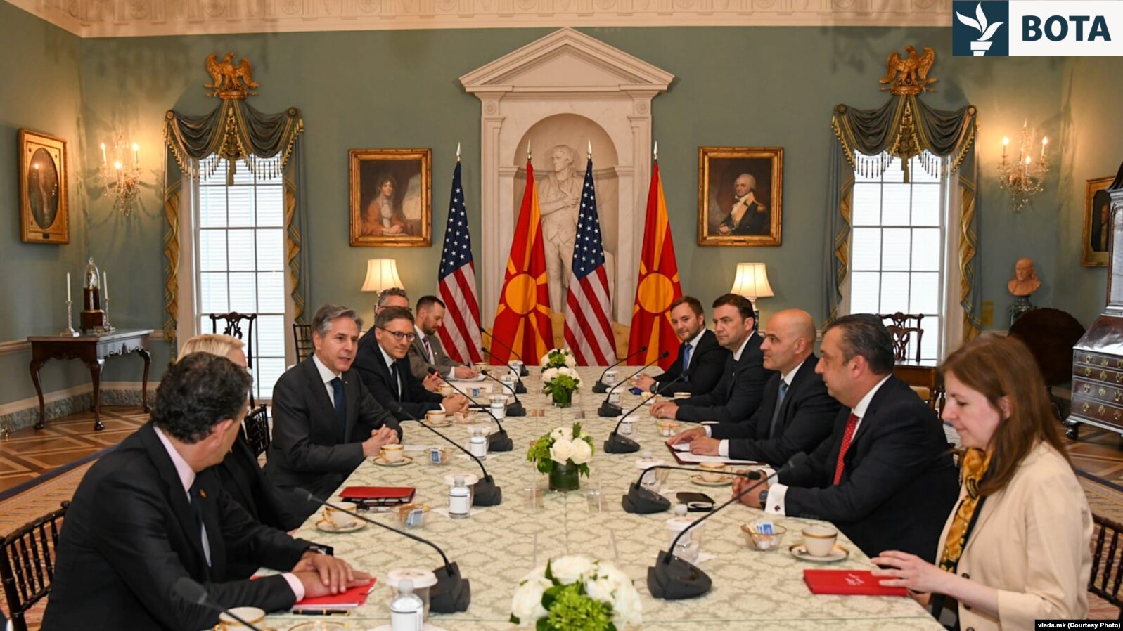 Qeveria e Mickovskit me ndihmën e REL “shashka” qesharake para zgjedhjeve: Shtetasit e Maqedonisë së Veriut pa viza drejt SHBA Qeveria e Mickovskit me ndihmën e REL “shashka” qesharake para zgjedhjeve: Shtetasit e Maqedonisë së Veriut pa viza drejt SHBA