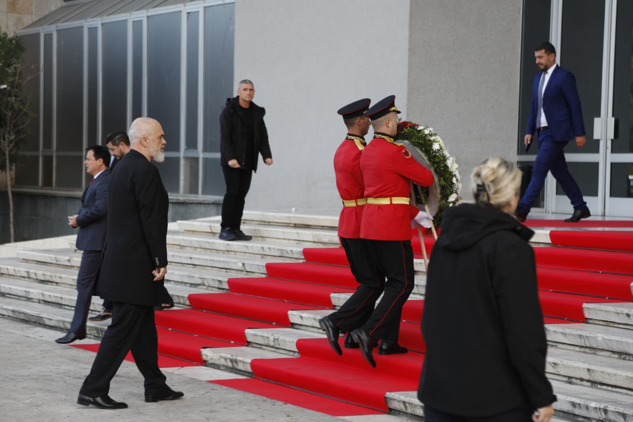 LIVE/ U vra në krye të detyrës, politika dhe drejtësia homazhe për gjyqtarin Astrit Kalaja! Sot i jepet lamtumira e fundit LIVE/ U vra në krye të detyrës, politika dhe drejtësia homazhe për gjyqtarin Astrit Kalaja! Sot i jepet lamtumira e fundit