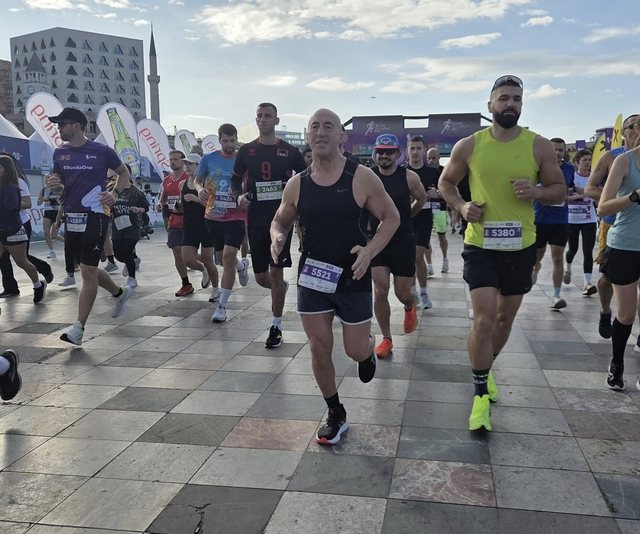 “Rambo”, garues i fortë në Maratonën e Tiranës “Rambo”, garues i fortë në Maratonën e Tiranës