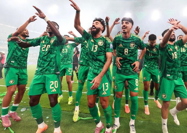 Arabia Saudite siguroi biletën për Botëror, futbollistët dhe stafi “vishen me ar” Arabia Saudite siguroi biletën për Botëror, futbollistët dhe stafi “vishen me ar”