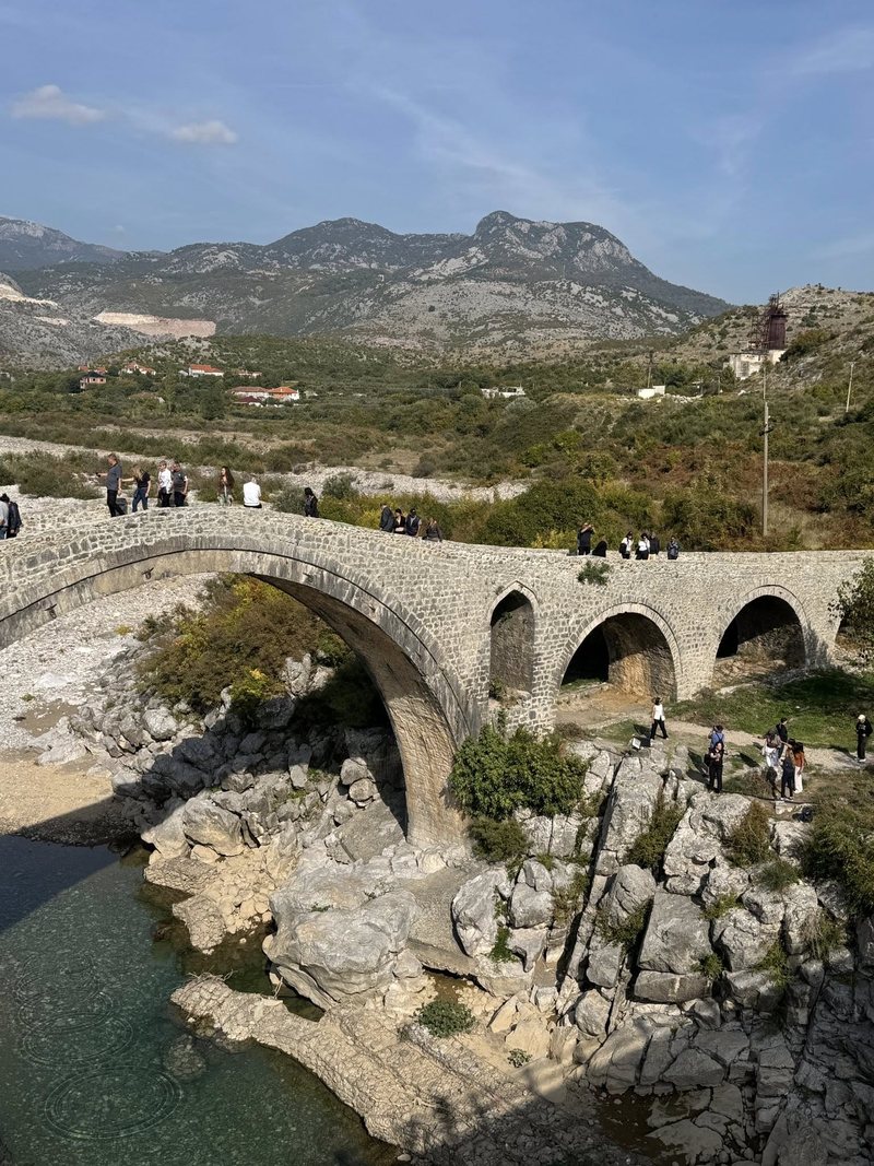 Një nga atraksionet historike më të frekuentuara nga turistët: “Ura e Mesit” e rilindur në Shkodër! Një nga atraksionet historike më të frekuentuara nga turistët: “Ura e Mesit” e rilindur në Shkodër!