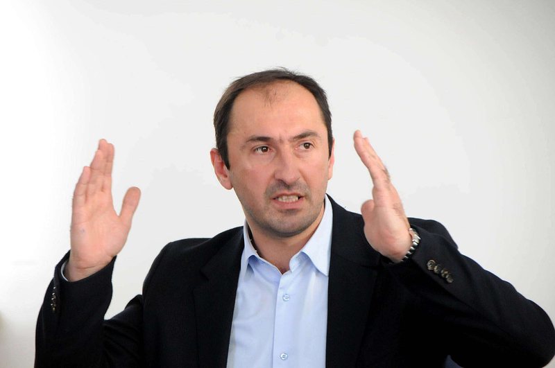 PD në sulm: “Serbi i Luginës vjen dhe bëhet drejtor në Durrës, ai nuk di as not”! Gazetari nga Presheva: Dy fjalë për ata që han… dhe s’e njohin Liburn Aliun PD në sulm: “Serbi i Luginës vjen dhe bëhet drejtor në Durrës, ai nuk di as not”! Gazetari nga Presheva: Dy fjalë për ata që han… dhe s’e njohin Liburn Aliun