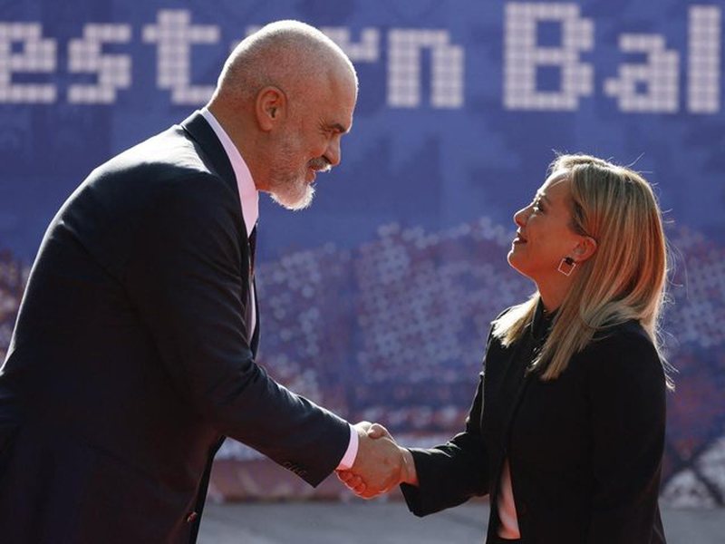 Më 13 nëntor, mbahet për herë të parë mbledhja e përbashkët e dy qeverive Shqipëri–Itali