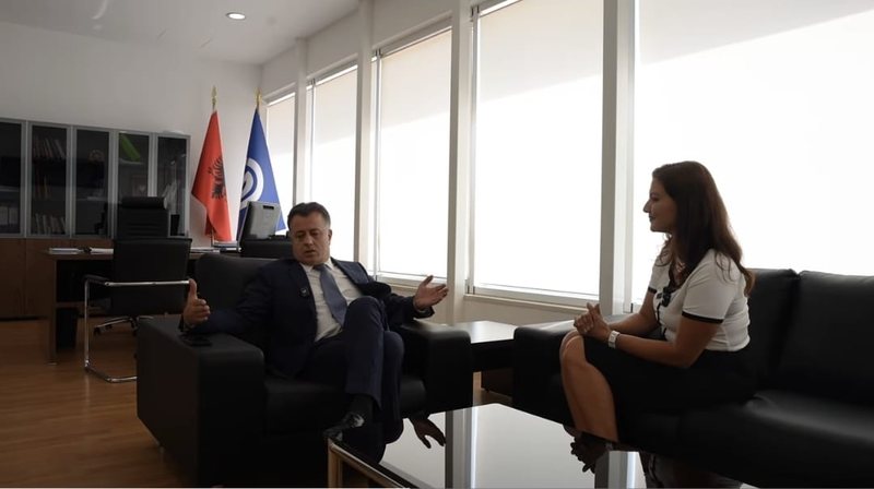 Në ekran gati për revolucion, në seli të relaksuar në poltron! Zonja Garo zbulon “jetën e luksit” brenda PD Në ekran gati për revolucion, në seli të relaksuar në poltron! Zonja Garo zbulon “jetën e luksit” brenda PD