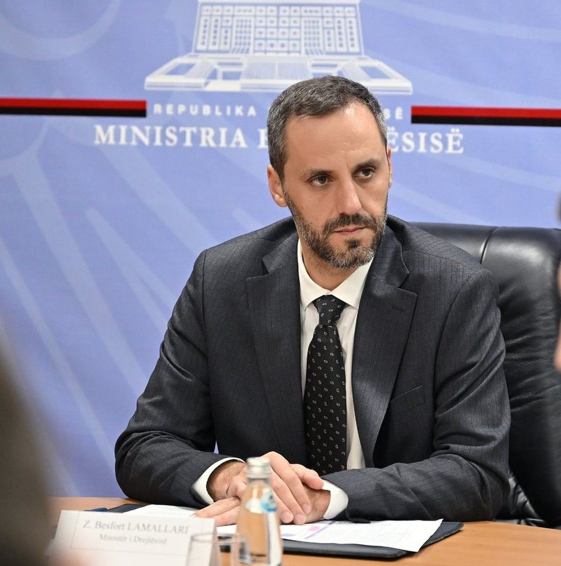 Me ligjin 7501 futët Shqipërinë në vëllavrasje, Mnistri i ri i Drejtësisë”nxin” Berishën! I’a përplas në fytyrë disa nga bëmat e tij… Nga përndjekja e Zef Brozit, te Sollaku, Ina Rama, Irena Gjoka, Dumani dhe…! Me ligjin 7501 futët Shqipërinë në vëllavrasje, Mnistri i ri i Drejtësisë”nxin” Berishën! I’a përplas në fytyrë disa nga bëmat e tij… Nga përndjekja e Zef Brozit, te Sollaku, Ina Rama, Irena Gjoka, Dumani dhe…!