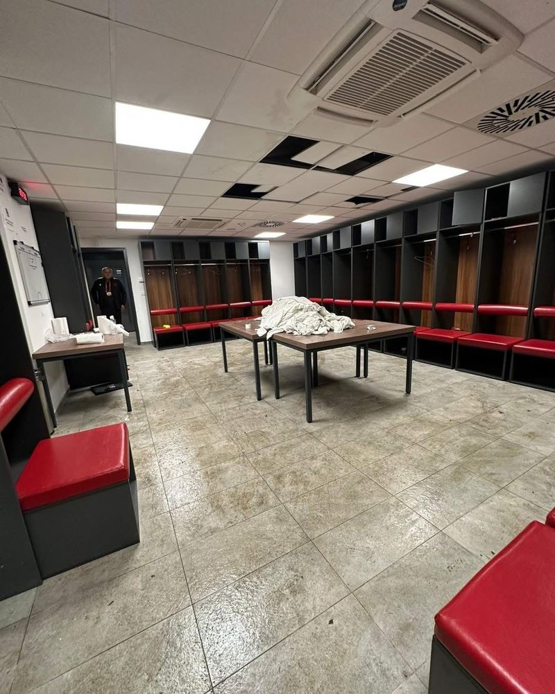 “Na falni për tavanin”! Kuqezinjtë japin shembull në Serbi: Pastrojnë dhomën e zhveshjes para largimit “Na falni për tavanin”! Kuqezinjtë japin shembull në Serbi: Pastrojnë dhomën e zhveshjes para largimit