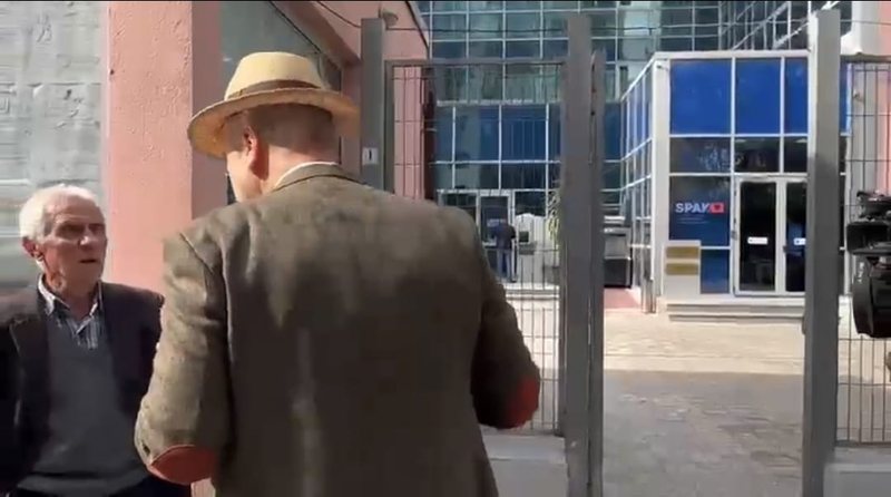 “Po yt vjehërr ka vjedhur gjë”? Qytetari në hyrje të GJKKO i “prish” skemën Malltezit: Lapangjozë je ti dhe vjehrri yt… (Video) “Po yt vjehërr ka vjedhur gjë”? Qytetari në hyrje të GJKKO i “prish” skemën Malltezit: Lapangjozë je ti dhe vjehrri yt… (Video)