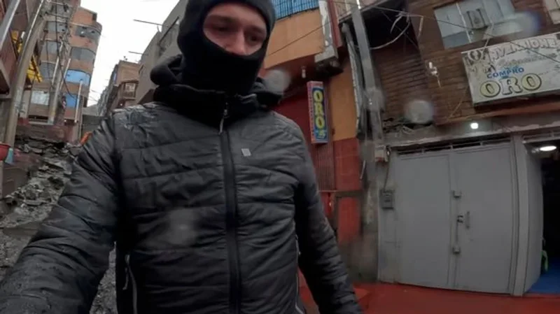 Burri që vizitoi qytetin më të rrezikshëm të botës: Snajperët të vënë shënjestër Burri që vizitoi qytetin më të rrezikshëm të botës: Snajperët të vënë shënjestër