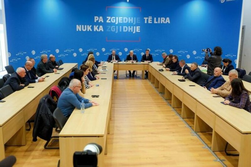 Një minorancë që sillet si mazhorancë dhe shndërrohet në qesharake Një minorancë që sillet si mazhorancë dhe shndërrohet në qesharake