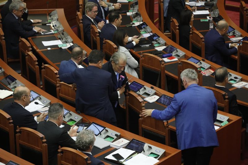 FOTOT/ Kujdes Doktor mos të na rrëzohesh, se të mbaj unë… FOTOT/ Kujdes Doktor mos të na rrëzohesh, se të mbaj unë…