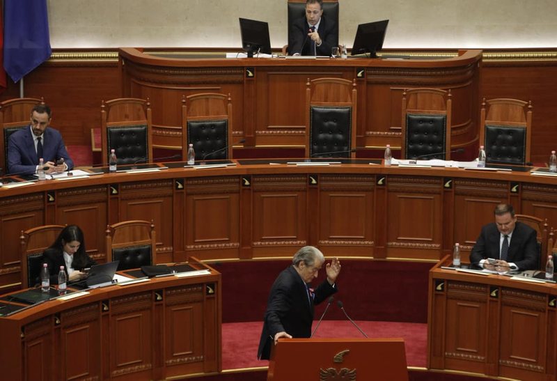 VIDEO/ Momenti kur Sali Berisha “humbet rrugën” në foltore: Ministrat “shkrihen gazi” me kreun e PD-së