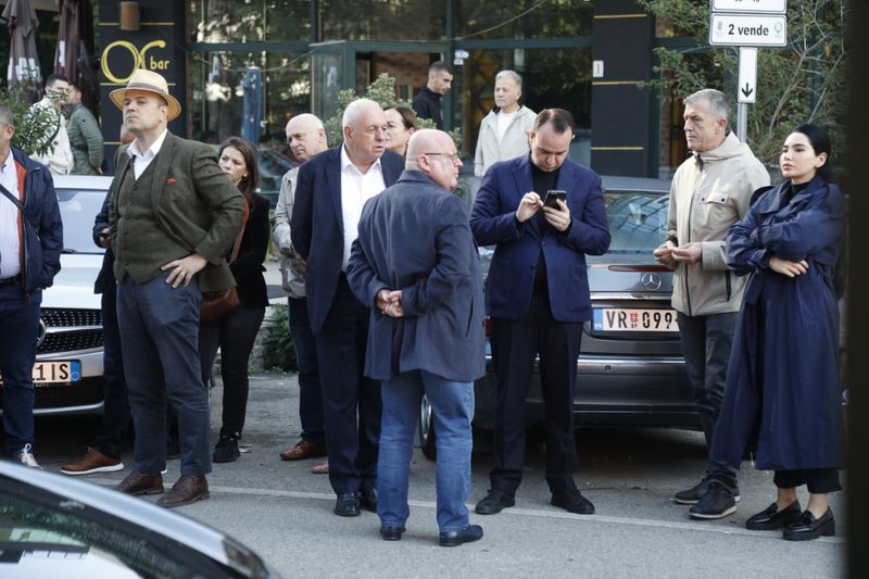 FOTOLAJM/ Tritani, Klevisi dhe dhëndri, të vetmit që nuk e braktisin Berishën dhe… makina serbe FOTOLAJM/ Tritani, Klevisi dhe dhëndri, të vetmit që nuk e braktisin Berishën dhe… makina serbe