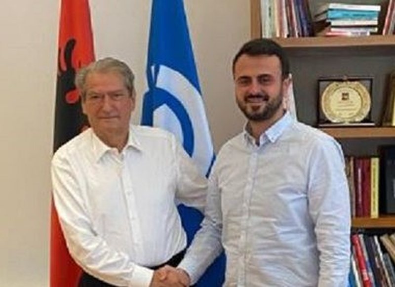 Besart Xhaferri sinjalizon “rebelim të brendshëm” në PD: Mandati i Berishës mbaron në prill 2026 Besart Xhaferri sinjalizon “rebelim të brendshëm” në PD: Mandati i Berishës mbaron në prill 2026