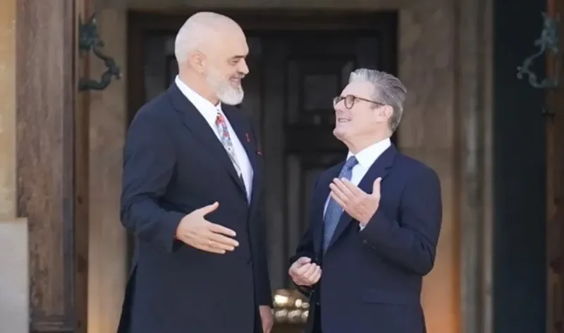 Kryeministri britanik Starmer kundër Farage, mbron Ramën për çështjen e emigrantëve: Nuk duhet të fyejmë shtetet, por të bashkëpunojmë