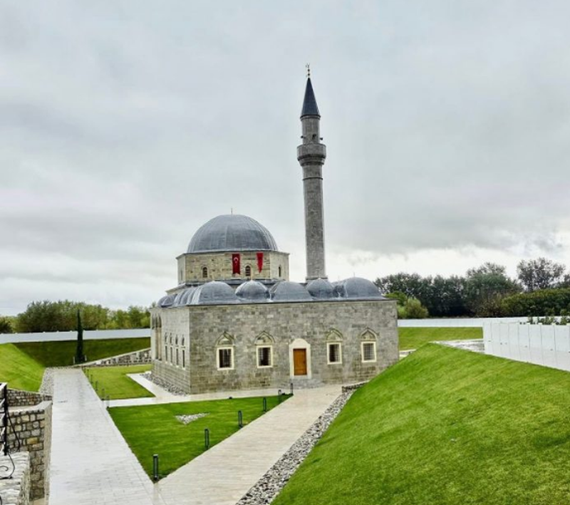 Xhamia e Plumbit i rezistoi përmbytjeve falë mbrojtjes me digë