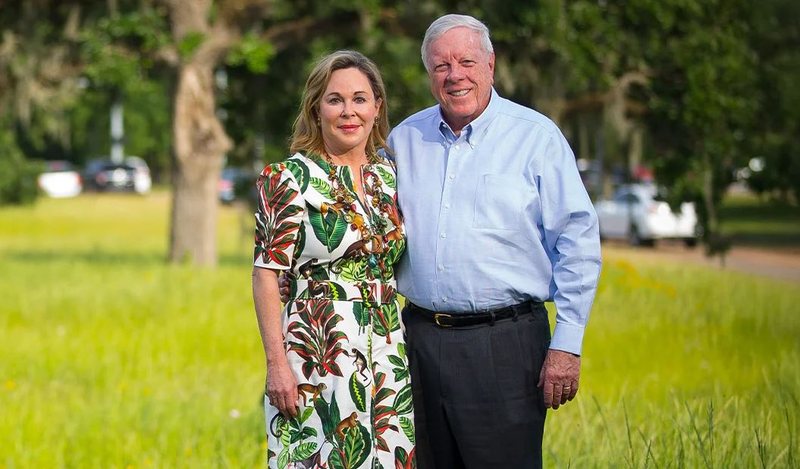 Çifti miliarder nga Teksasi dhuron 95% të pasurisë prej 11 miliardë dollarësh, gjesti që ka mahnitur botën Çifti miliarder nga Teksasi dhuron 95% të pasurisë prej 11 miliardë dollarësh, gjesti që ka mahnitur botën