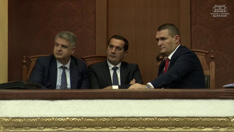 FOTOLAJM/ Kur të bën pyetje “të mëdha” Balliu Junior pa p*rdhë?!