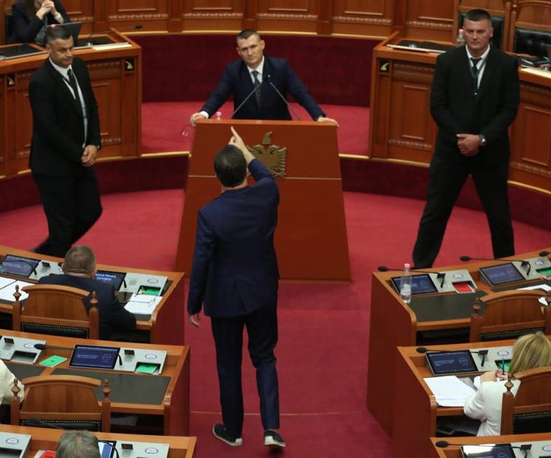 Shtatë pyetjet që socialistët nuk i bënë Altin Dumanit në Kuvend Shtatë pyetjet që socialistët nuk i bënë Altin Dumanit në Kuvend