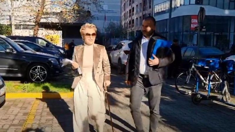 Dhunoi punonjësin e sigurisë në Gjykatën e Vlorës, Apeli liron nga arresti shtëpiak avokatin e Kryemadhit Dhunoi punonjësin e sigurisë në Gjykatën e Vlorës, Apeli liron nga arresti shtëpiak avokatin e Kryemadhit