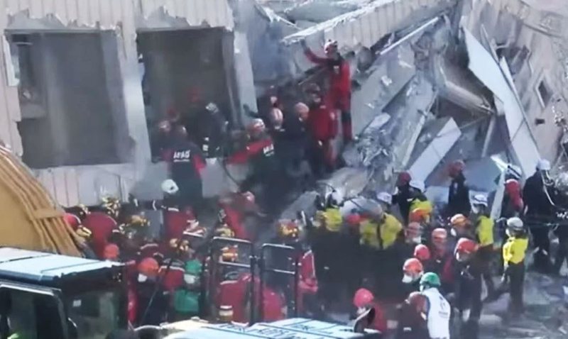 VIDEO/ Shembja e ndërtesës 6-katëshe në Turqi, dy vëllezër nxirren të vdekur nga rrënojat VIDEO/ Shembja e ndërtesës 6-katëshe në Turqi, dy vëllezër nxirren të vdekur nga rrënojat