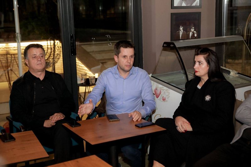 FOTOLAJM/ Paloka, Alimehmeti dhe Noka fushatë në kryeqytet, por në takim mungon kandidati Binaj FOTOLAJM/ Paloka, Alimehmeti dhe Noka fushatë në kryeqytet, por në takim mungon kandidati Binaj