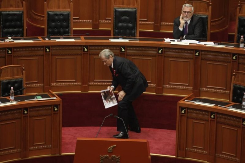 Situatë komike në Kuvend! Kur akuzat e Berishës bien me një të fryrë