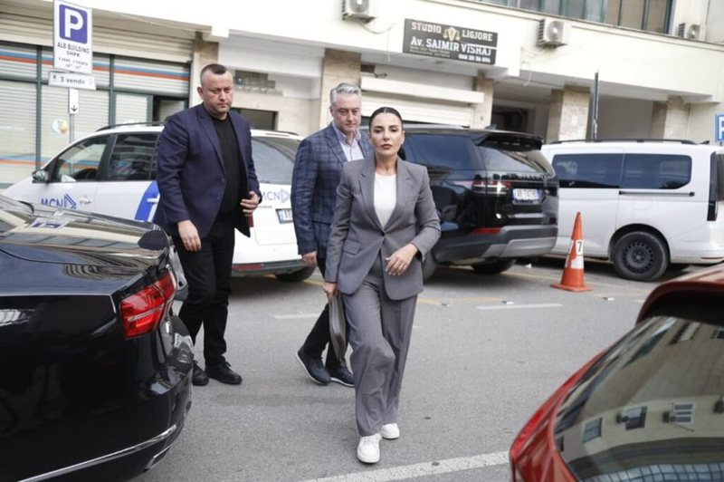 SPAK, avokati i “tendërhumbësave” njofton: Belinda Balluku merret zyrtarisht e pandehur për shkeljen e barazisë në tendera në tunelin e Llogarasë SPAK, avokati i “tendërhumbësave” njofton: Belinda Balluku merret zyrtarisht e pandehur për shkeljen e barazisë në tendera në tunelin e Llogarasë