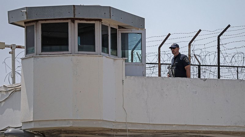 Alarm në qelitë ku vuan dënimin udhëheqësi shqiptar i “mafies së burgjeve” Alarm në qelitë ku vuan dënimin udhëheqësi shqiptar i “mafies së burgjeve”