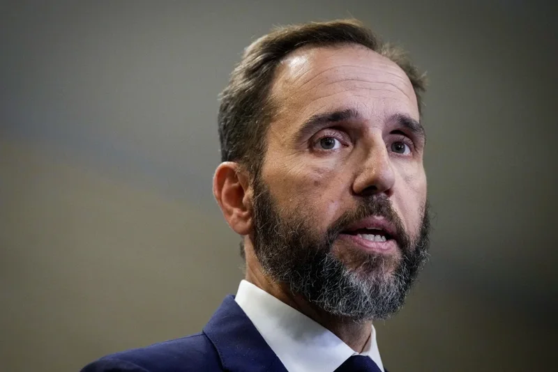 Trump e quan ish prokurorin e tij dhe të UÇK-së Jack Smith një “kriminel” që duhet të jetë në burg Trump e quan ish prokurorin e tij dhe të UÇK-së Jack Smith një “kriminel” që duhet të jetë në burg