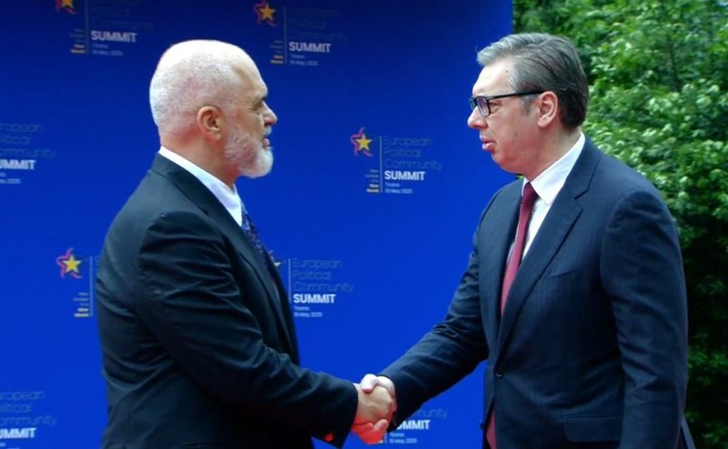 Miša Brkić: Rama doli nga fotografia, Serbia mbeti me kornizë bosh Miša Brkić: Rama doli nga fotografia, Serbia mbeti me kornizë bosh