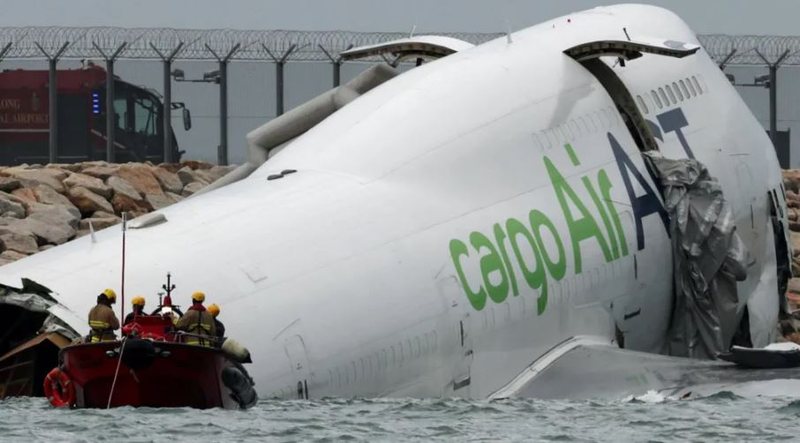 Aeroplani i mallrave përfundoi nga pista e Aeroportit të Hong Kongut në det, 2 të vdekur (Video)